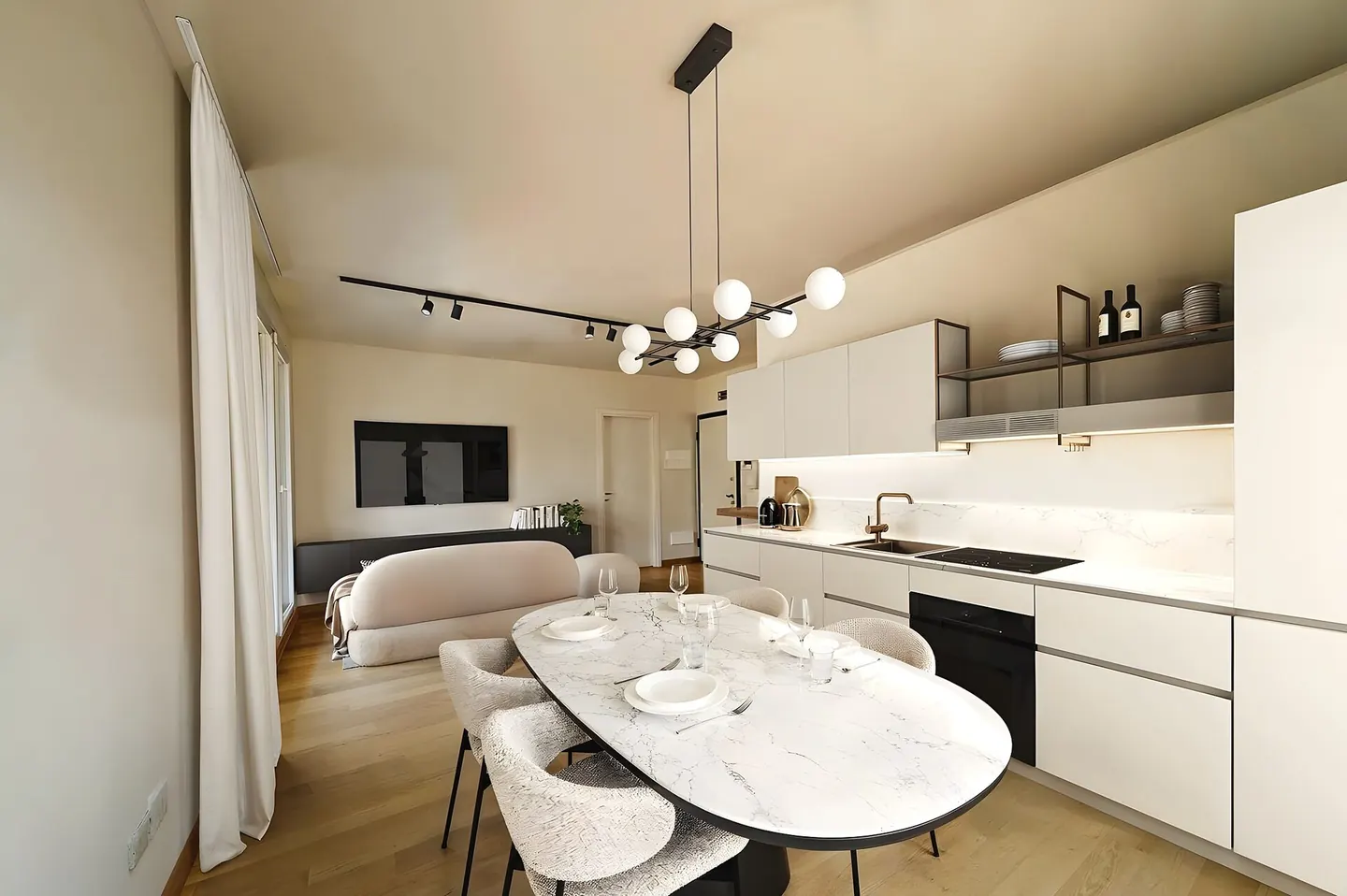 Cocina moderna con frentes oscuros y encimera porcelánica en una reforma de gama premium