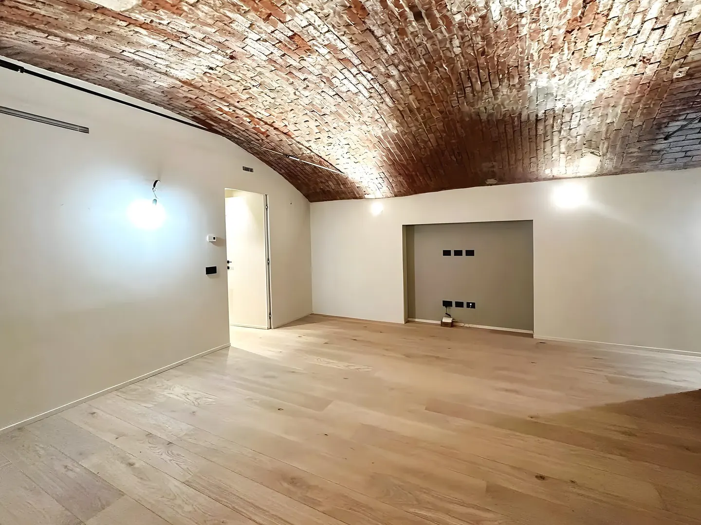 Salón de un piso de época reformado en el centro de Granollers, con techos altos y acabados actuales